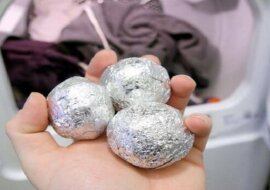 Zwiń ją w kulkę i wrzuć kilka do pralko-suszarki. Nietypowe zastosowanie folii aluminiowej