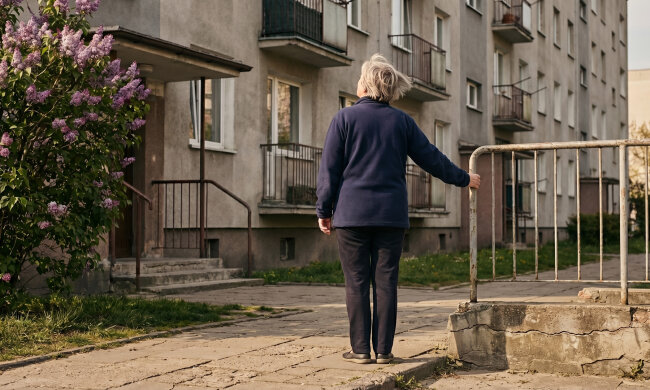 Sąsiadka z dołu przez dziesięć lat nie odpowiadała mi na dzień dobry. Kiedy złamałam nogę na oblodzonym chodniku, to ona jedna przyszła z obiadem