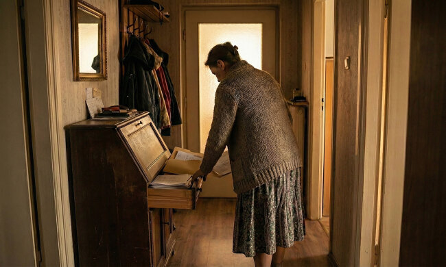 Pożyczyłam synowi 40 tysięcy na remont mieszkania. Spisałam wszystko na kartce, podpisał bez słowa. Kiedy po roku poprosiłam o zwrot, kartka zniknęła z szuflady