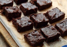 Delikatne brownie bez grama cukru i mąki. Zdrowy przepis dla łakomczuchów