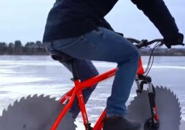 Amerykanin zmontował rower z piłami zamiast kół. Wideo