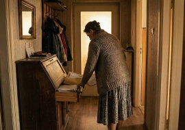 Pożyczyłam synowi 40 tysięcy na remont mieszkania. Spisałam wszystko na kartce, podpisał bez słowa. Kiedy po roku poprosiłam o zwrot, kartka zniknęła z szuflady