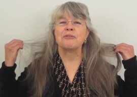 70-latka powiedziała styliście „zrób ze mną co chcesz”, ale nie spodziewała się tego, co zobaczyła w lustrze