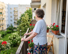 Synowa od marca pracuje zdalnie u mnie - "u nas dzieci hałasują, a u mamy cicho". Przychodzi o ósmej, w dużym pokoju stoi jej biurko, do szesnastej mam "nie hałasować i nie gotować, bo zapach"