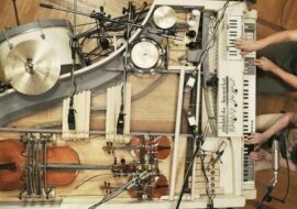 Zespół połączył 20 instrumentów muzycznych w jednym pianinie