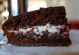 Niesamowicie wilgotne i bardzo czekoladowe ciasto. Tylko 5 łyżek kwaśnej śmietany na krem