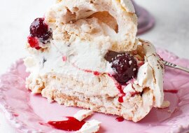 Tort bezowy z kremem i wiśniami. Palce lizać