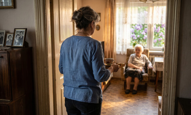 Mama zachorowała na Alzheimera. Mam troje rodzeństwa - brata w Gdańsku, siostrę w Anglii, brata pod Krakowem. Na rodzinnej grupie na WhatsAppie piszą: "Jak mama? Trzymamy kciuki"