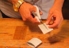 Poprostu rozciął kartonową rolkę, na której nawinięty był papier toaletowy. A jednak było to niesamowicie skuteczne