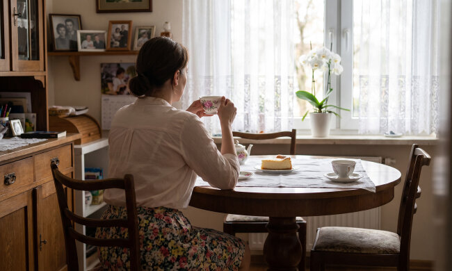 Na opiekunkę dla mamy składamy się we trójkę po pięćset, przelewem do brata - on "wszystko ogarnia". W czwartek pani Switłana przy herbacie westchnęła, że osiemset miesięcznie to dziś mało, ale mama miła