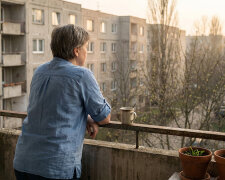 Sąsiadka z dołu pożyczyła ode mnie dwa tysiące na rachunki za prąd. Obiecała oddać z trzynastki. Trzynastka przyszła i poszła