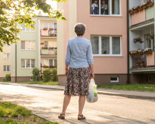 Nad grobem mama trzymała nas za ręce i prosiła, żebyśmy się nie pokłócili. Brat przy trumnie powtarzał: wszystko po połowie, po ludzku. Tydzień po pogrzebie w oknach mieszkania mamy stali robotnicy i zrywali tapety