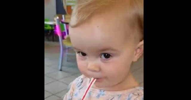 Śmieszna reakcja małej dziewczynki na pierwszy w jej życiu napój gazowany