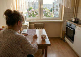 Córka poprosiła, żebym poręczyła jej kredyt na samochód. Powiedziała, że sama spłaca, że to formalność. Po roku przestała płacić. Bank zadzwonił do mnie w środę rano