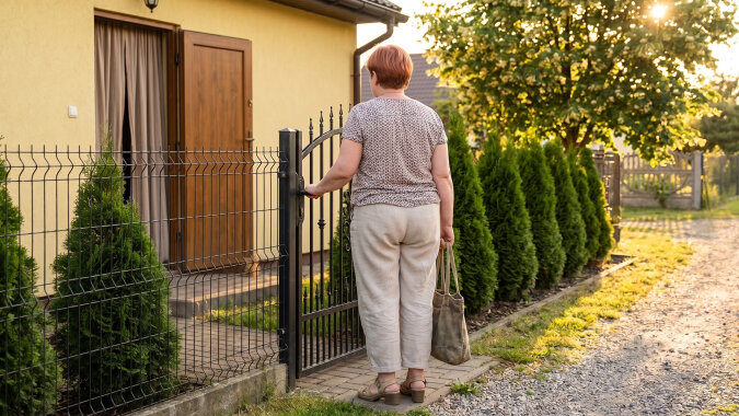Siostra jak co roku zabrała mamę na lato "na świeże powietrze". W środę mama zadzwoniła do mnie szeptem: żebym przyjechała ją odebrać, bo siostra z mężem od tygodnia są w Chorwacji, a ona pilnuje im domu i karmi psa