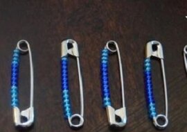 Kobieta umieszcza 12 koralików na agrafce, a potem bierze gumkę i robi coś zaskakującego