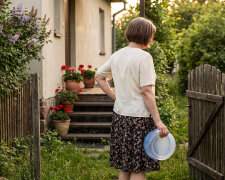 Mama po operacji leżała przy oknie, ja za parawanem obierałam jej gruszkę. Weszła siostra z mężem - nie zauważyli mnie i szeptem ustalali, że obiady wożą mamie "do zimy, aż przepisze dom, potem niech się Krysia martwi"