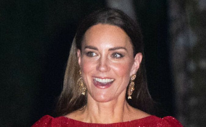 Elegancka wieczorowa kreacja Kate Middleton - jedwabna sukienka w bardzo nietypowym kolorze