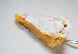Ciasto jest „domowe” i „przytulne”: delikatne ciasto francuskie i dużo aromatycznego, soczystego, nadzienia jabłkowego