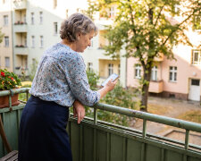 Wnuk poprosił o piętnaście tysięcy na wózek z kawą. Zgodziłam się, ale jak w banku: umowa u notariusza, dziesięć procent od zysku. Rodzina pukała się w czoło - "babcia z umową"