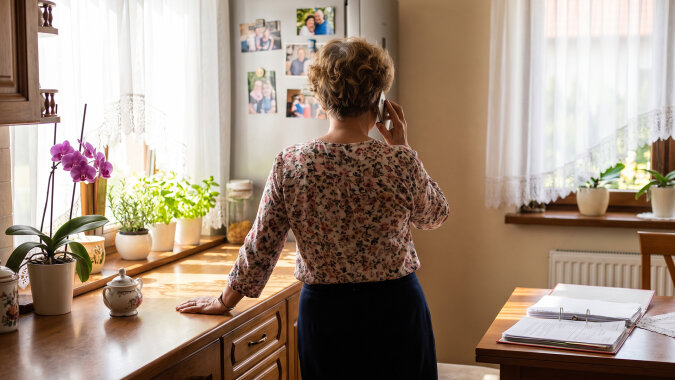 Syn co miesiąc brał ode mnie gotówkę na ubezpieczenie domu, "przez znajomego agenta wychodzi taniej". Po lipcowej wichurze zadzwoniłam zgłosić uszkodzony dach. Pani z infolinii znalazła moją polisę - wygasła trzy lata temu