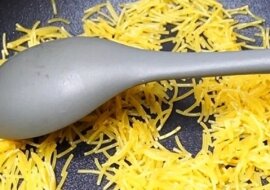 Dlaczego smażę wermiszel przed dodaniem do zupy? Zobacz