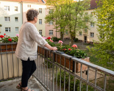 Na Dzień Matki dzieci złożyły się na opaskę z czujnikiem - puls, kroki, upadki. "Teraz będziesz bezpieczna, mamo". Od maja nikt nie zadzwonił zapytać, jak się czuję. Syn mówi, że po co, przecież w aplikacji widzi, że "u babci wszystko gra"