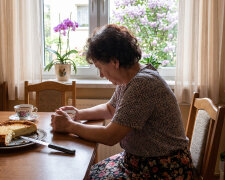 Brat zadzwonił do mnie z kieszeni - telefon wybrał sam. Przez trzy minuty słuchałam, jak tłumaczy żonie, że mamie "w jej stanie" dom już niepotrzebny, a ja podpiszę wszystko, jak zawsze podpisywałam