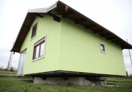 Mężczyzna zbudował obrotowy dom, aby żona miała urozmaicony widok z okna. Wideo