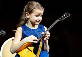 Anastasia Tyurina jest wirtuozem bałałajki. Posłuchaj jak gra to dziecko
