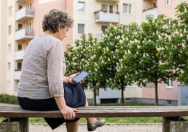 Kiedy urodziła się trzecia wnuczka, powiedziałam wprost: kocham was, ale niańką na etat nie będę - swoje wychowałam. W niedzielę przychodzą wszyscy na obiad i nikt już nie patrzy na mnie jak na etat