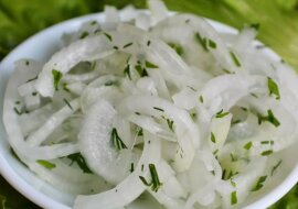 Restauracyjny trik, dzięki któremu cebula jest słodka i chrupiąca