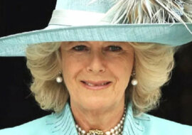 Skąd Camilla Parker-Bowles wzięła swój olśniewający naszyjnik z pereł i akwamarynu?