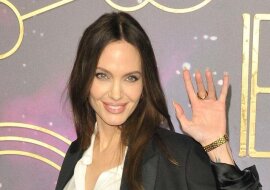 Niebieskie włosy i ciasny płaszcz: 17-letnia córka Jolie spaceruje z mamą-gwiazdą