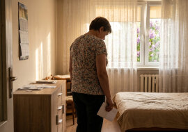 Znalazłam w szufladzie męża kopertę z pieniędzmi - dwanaście tysięcy złotych. Przez trzydzieści lat mówił, że ledwo wiążemy koniec z końcem. Kiedy zapytałam, powiedział, że to "na czarną godzinę"