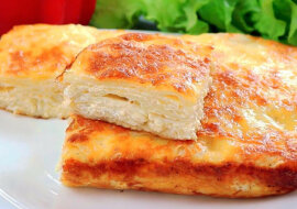 Rumiane i puszyste ciasto z lawaszu z serem