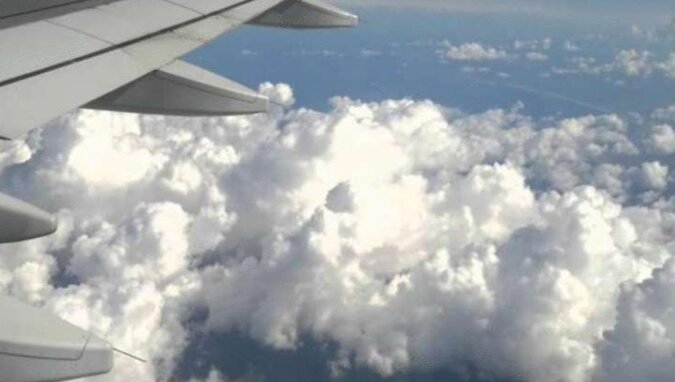 Pasażerowie samolotu sfotografowali mężczyznę idącego przez chmury