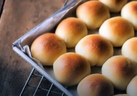 Bułki maślane. Oto najprostszy sposób przygotowania domowego pieczywa śniadaniowego