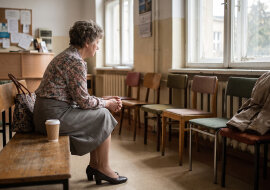 Córka wiozła mnie na USG, w aucie zadzwoniła jej szwagierka - głośnomówiący włączył się sam. "Jak już wieziesz starą, to weź od niej od razu na gaz, bo podnoszą od października". Córka ścisnęła kierownicę i powiedziała, że oddzwoni