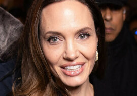 Wspaniała sukienka i olśniewający uśmiech: Angelina Jolie pojawiła się we Francji