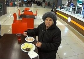 Staruszka zapytała o szklankę gorącej wody. Kelner zachował się zaskakująco