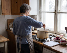 Synowa ogłosiła, że w tym roku święta robią z cateringu - "nowocześnie, mamo, bez stania przy garach". W Wigilię rano zadzwoniła: czy mam może barszcz, bo ten dowieziony jak woda