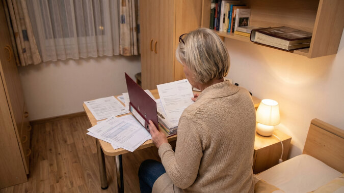 Sprzedałam działkę po rodzicach za pięćdziesiąt tysięcy i dałam córce na wkład własny do kredytu. Kiedy delikatnie napomknęłam, córka powiedziała: "Mamo, gdybyś chciała, to byś spisała umowę. Nie spisałaś, to znaczy że dałaś"