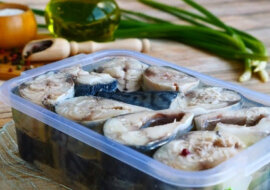 Lekko solona makrela w oleju. Niesamowity przepis