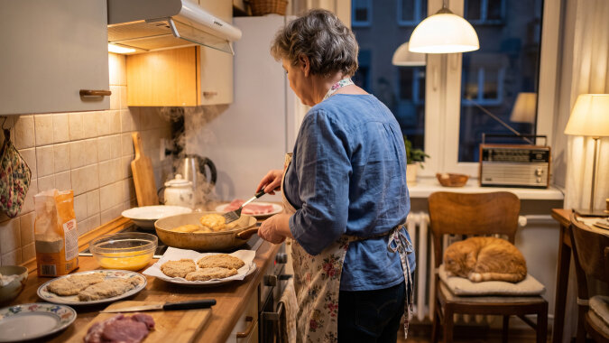 W piątek młoda sąsiadka płakała na klatce: catering odwołał wesele "z przyczyn losowych", szesnaście osób, sobota. Do rana smażyłyśmy z Wandą kotlety. Pan młody do dziś mówi do mnie "szefowo"