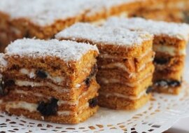 Wspaniałe, delikatne i pyszne ciasto miodowe z suszonymi śliwkami i orzechami