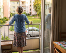Z klubem seniora zapisałam się na trzy dni do Wilna - pierwszy raz od lat gdzieś dalej. Córka poprosiła, żebym przełożyła, bo mają z mężem "ważny wyjazd służbowy", i zostałam z wnukami. W niedzielę starszy pochwalił się szlafrokiem z delfinem