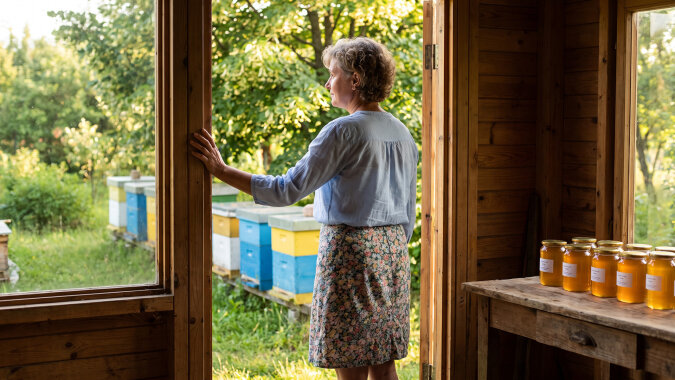 Mąż odszedł jesienią, pasiekę zostawił - "i tak padnie bez mnie". Przezimowałam wszystkie sześć rodzin, wiosną kupiłam wirówkę. Na słoikach jest teraz etykieta: "Miód od Teresy". W maju przyjechał po swoje ule