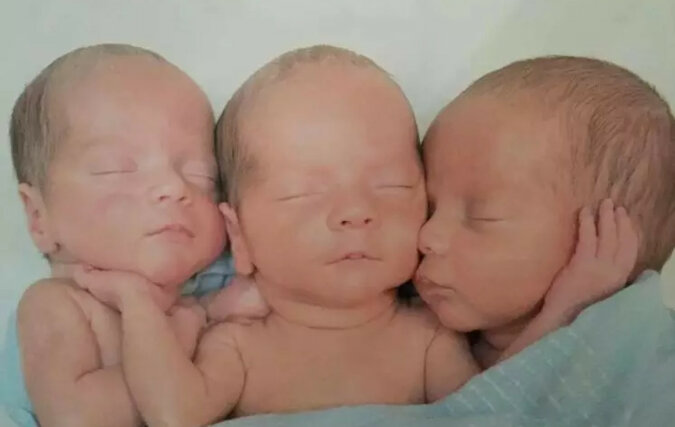 Jak wyjątkowe, identyczne trojaczki urodzone w 2015 roku żyją teraz i jak rozróżnia je ich mama