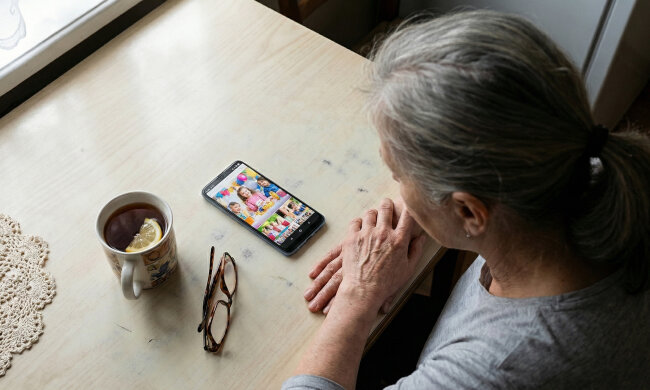 Synowa wrzuciła na Facebooka zdjęcia z urodzin wnuka. Była cała rodzina - jej mama, jej siostra, koleżanki. Mnie nikt nie zaprosił. Syn napisał wieczorem: "Mamo, to był taki mały rodzinny obiad, nie chcieliśmy cię fatygować"
